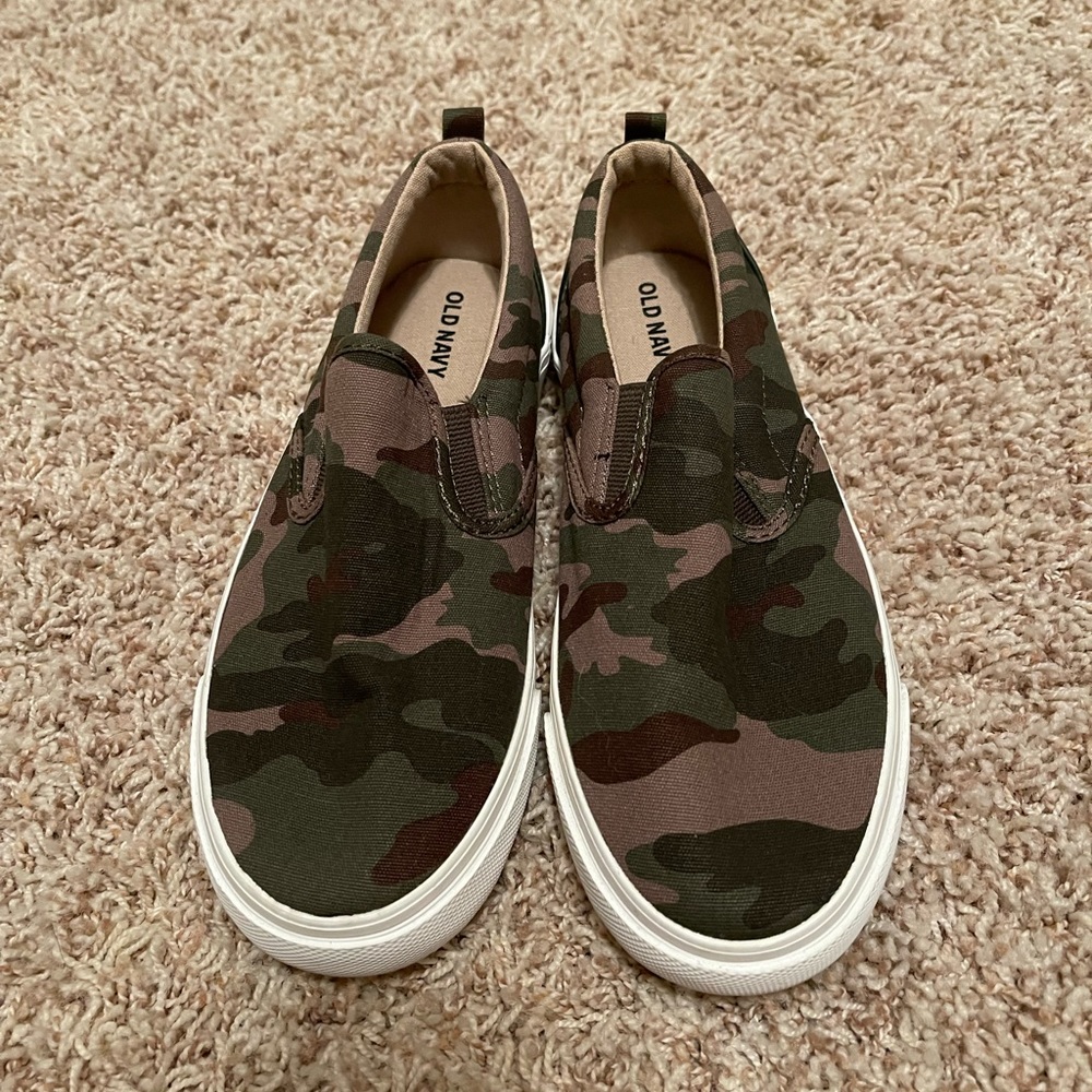 Boys size 4 slip on shoes